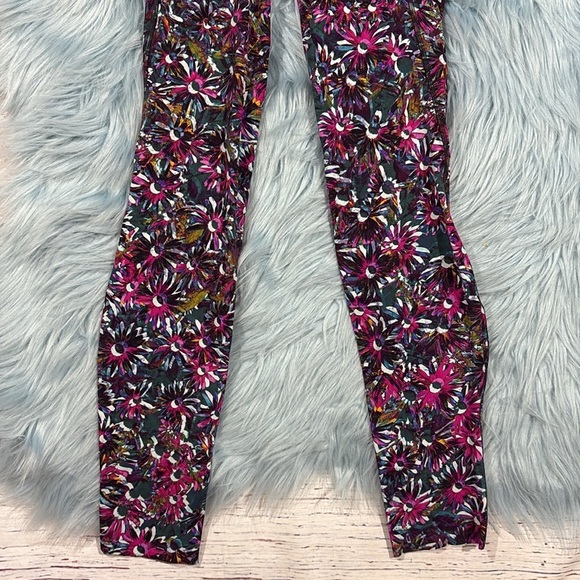 Lululemon Base Pace High-Rise Tight 28" *Brushed
Floral Electric Multi Nulux - Picture 9 of 10